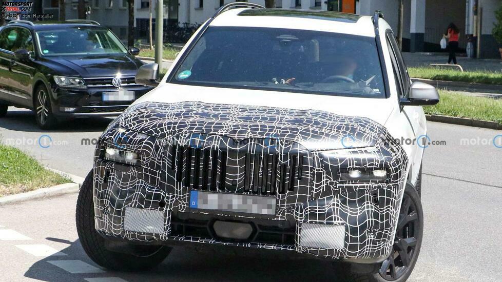 BMW X7 Facelift (2022) mit geteilten Scheinwerfern erwischt