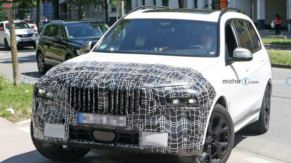 BMW X7 Facelift (2022) mit geteilten Scheinwerfern erwischt