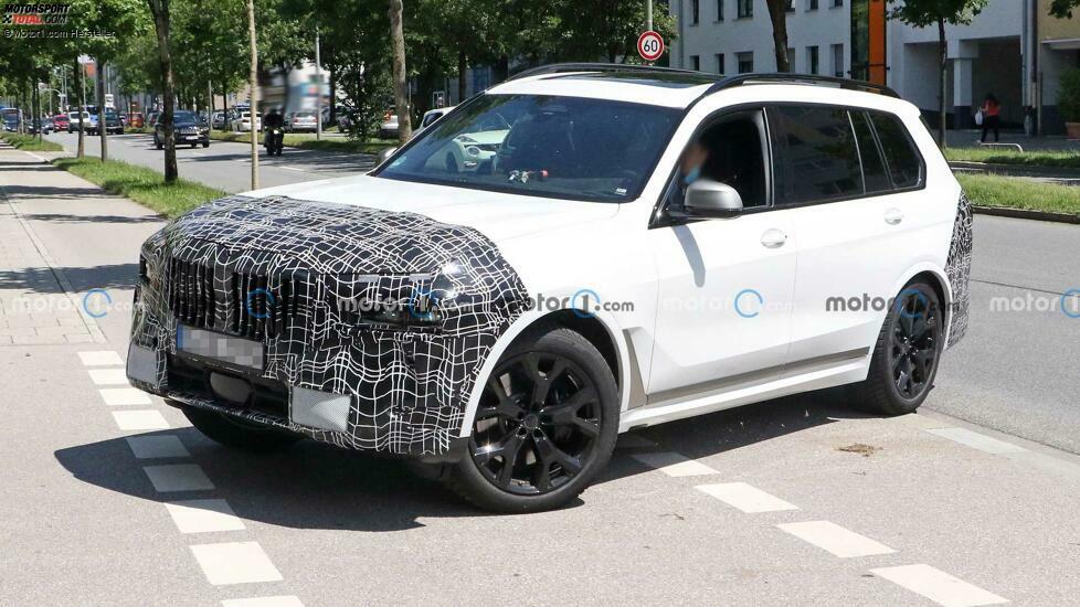 BMW X7 Facelift (2022) mit geteilten Scheinwerfern erwischt