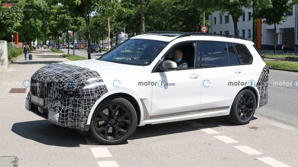 BMW X7 Facelift (2022) mit geteilten Scheinwerfern erwischt