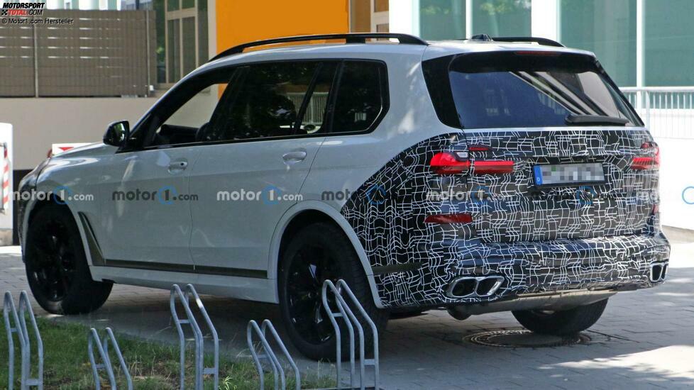 BMW X7 Facelift (2022) mit geteilten Scheinwerfern erwischt