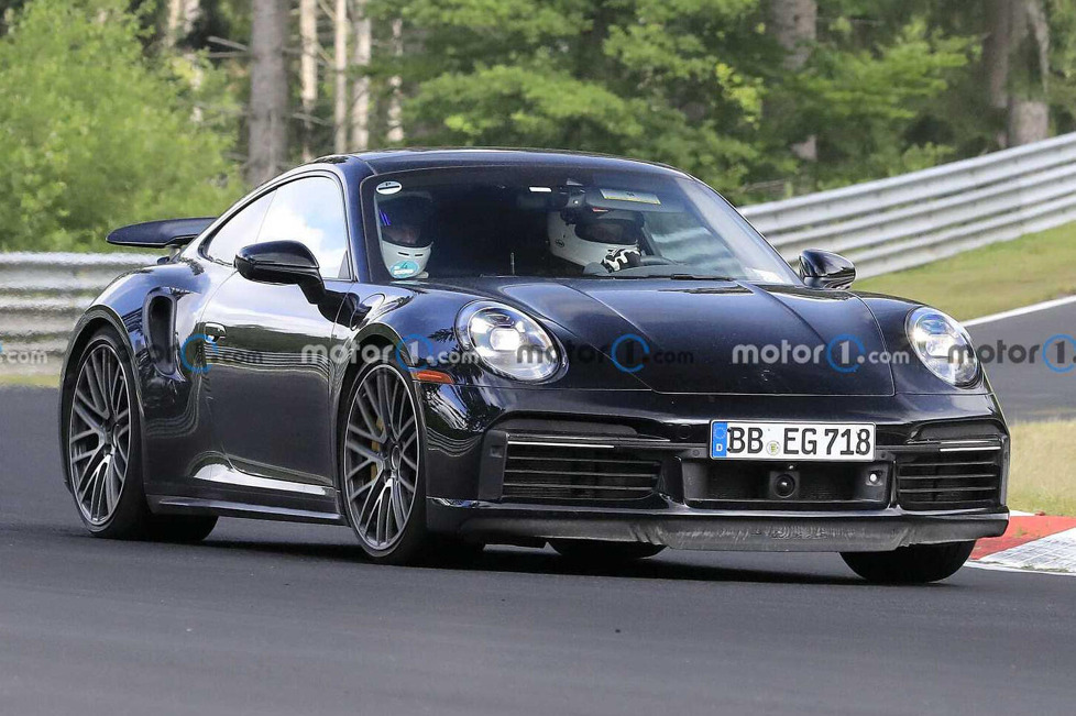 Nach ewigem hin und her könnte es jetzt doch schneller gehen mit einem elektrifizierten Porsche 911, wie diese neuen Erlkönigbilder zeigen