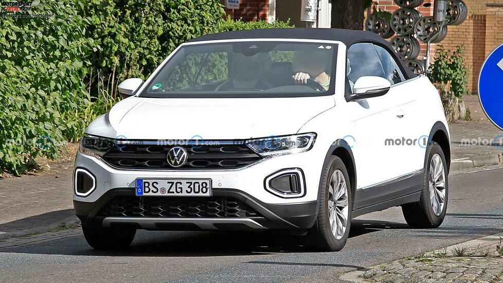 VW T-Roc Cabriolet Facelift (2022) auf ersten Erlkönigbildern