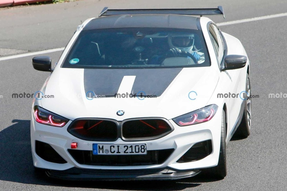 Es ist aber kein M8 CSL, sondern testet diverses M-Zubehör für den 8er
