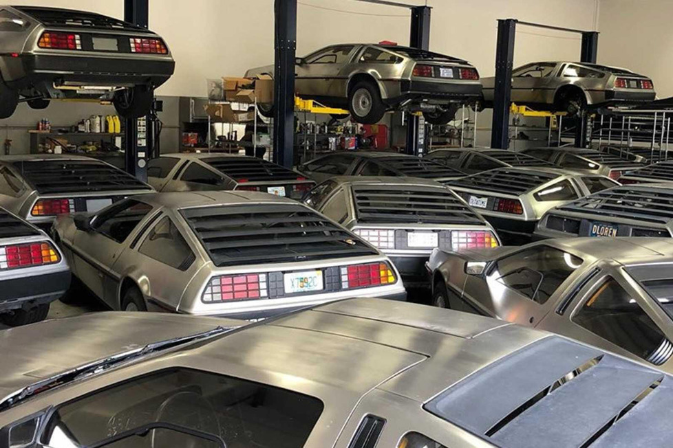 Was steckt hinter diesem Bild von mehreren DeLorean DMC-12, die sich in einer Garage stapeln? Wurden sie verlassen, warten sie auf den Verkauf? Die Antwort ...