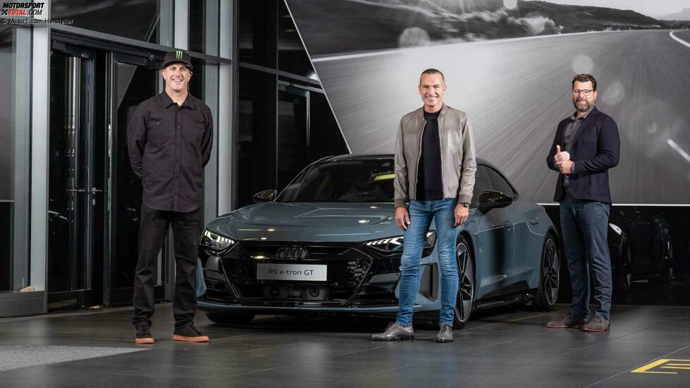 Ken Block, Henrik Wenders und Oliver Hoffmann vor dem Audi RS e-tron