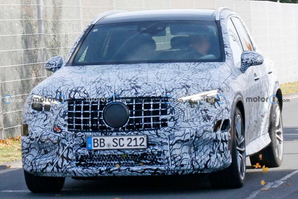 Es ist die erste Sichtung des kommenden Mercedes-AMG GLC 63: Er posiert weiterhin mit fetten Schürzen und vier Endrohren, aber der Motor wird deutlich kleiner