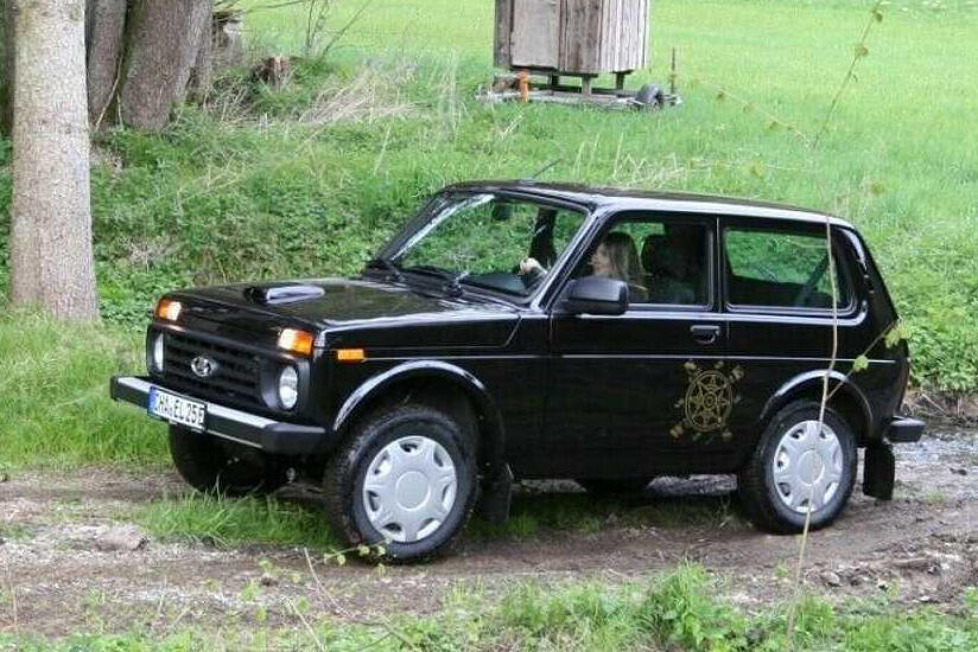 Suchen Sie ein günstiges Elektroauto mit cooler Optik? Dann könnte dieser Umbau eines Lada Niva aus dem Bayrischen Wald etwas für Sie sein