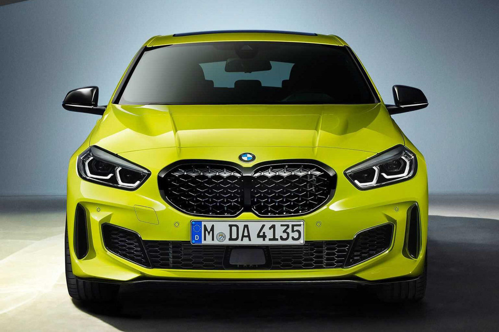 BMW schärft den M135i xDrive nach: Neben Verbesserungen beim Fahrwerk gibt es auch das knallige Sao Paulo Gelb uni vom M3 und M4