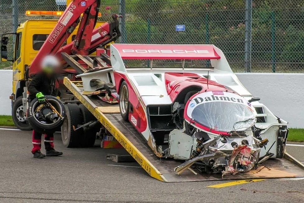 Der Fahrer kam Berichten zufolge ohne ernsthafte Verletzungen davon