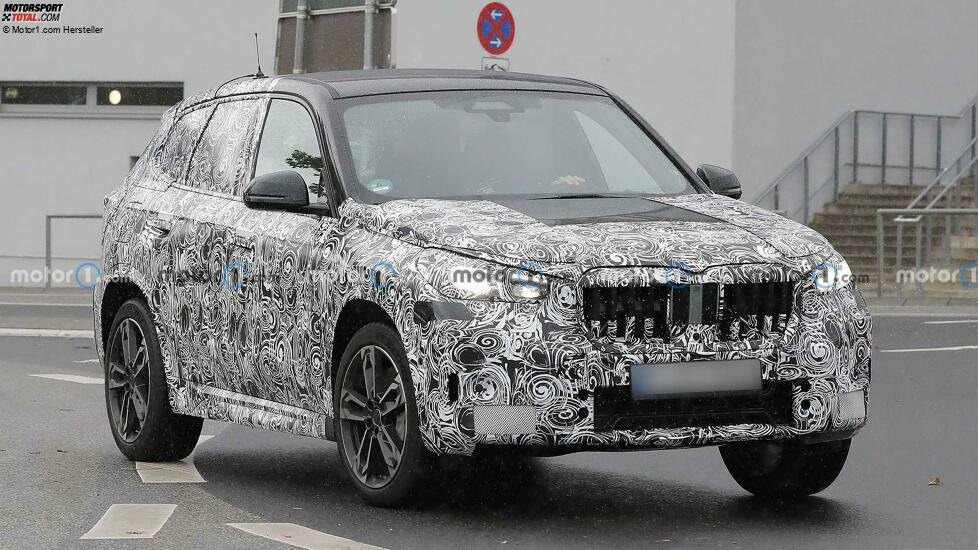 BMW X1 (2022) mit vier Endrohren erwischt