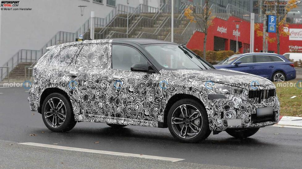 BMW X1 (2022) mit vier Endrohren erwischt