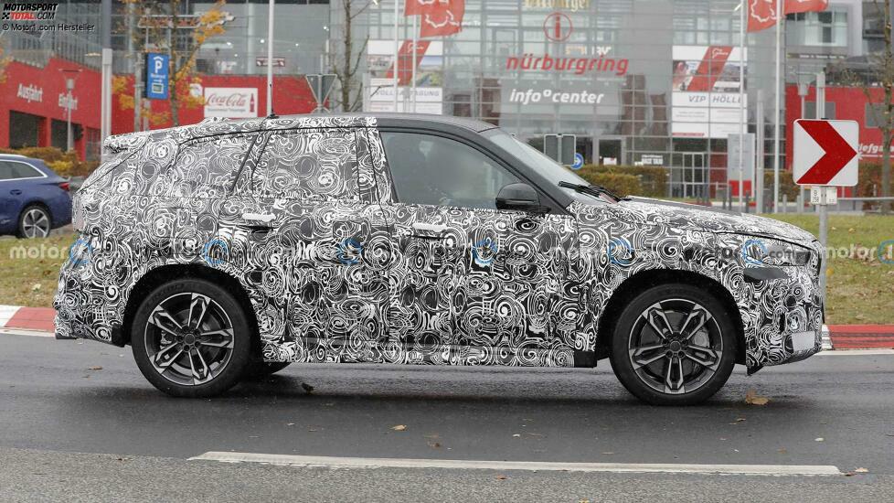 BMW X1 (2022) mit vier Endrohren erwischt