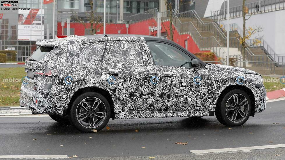 BMW X1 (2022) mit vier Endrohren erwischt