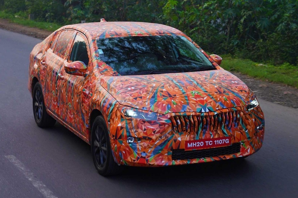 Noch zeigt sich die Indien-Limousine getarnt, aber es gibt schon erste technische Details