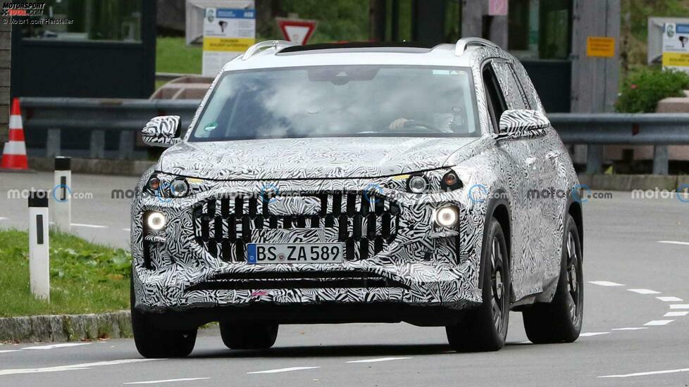 Audi Q9 Spion Schüsse vorne auf der Straße