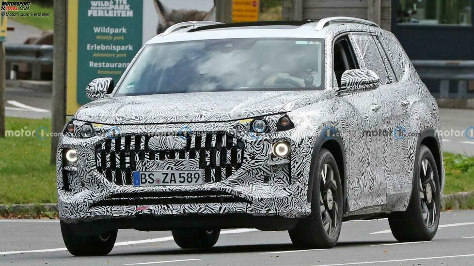 Audi Q9 Spion Schüsse näher vorne auf der Straße