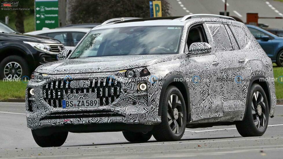 Audi Q9 Spy Shots Drei Viertel auf der Straße
