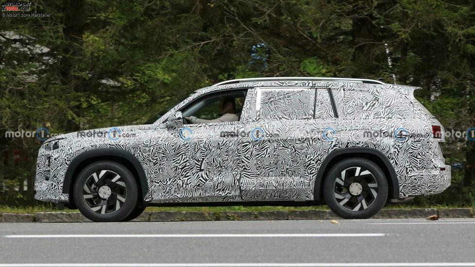 Audi Q9 Spion Schüsse auf Straßenprofil