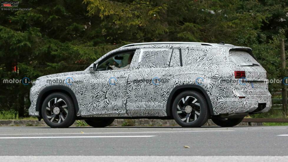 Audi Q9 Spion Schüsse auf Straße zurück Kotflügel