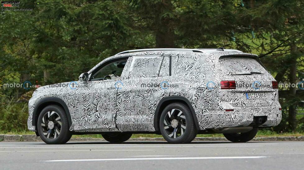 Audi Q9 Spion Schüsse auf der hinteren Straßenecke