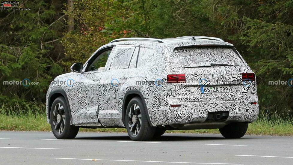 Audi Q9 Spionageschüsse auf der Straße, die von hinten fährt