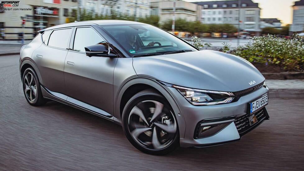 Kia EV6 in Silber Matt (Fahraufnahme)