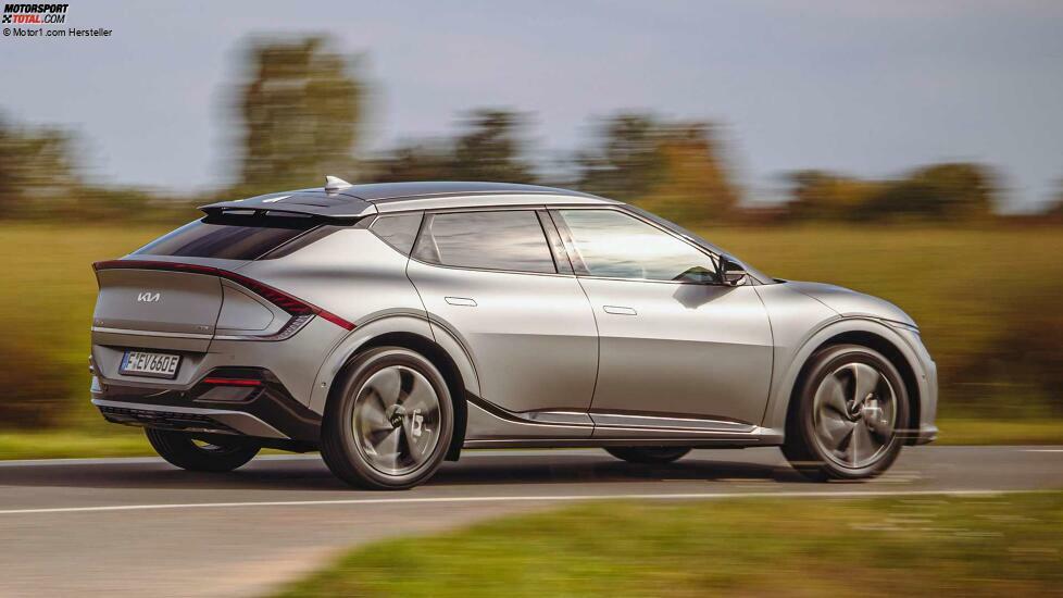 Kia EV6 in Silber Matt (Fahraufnahme)