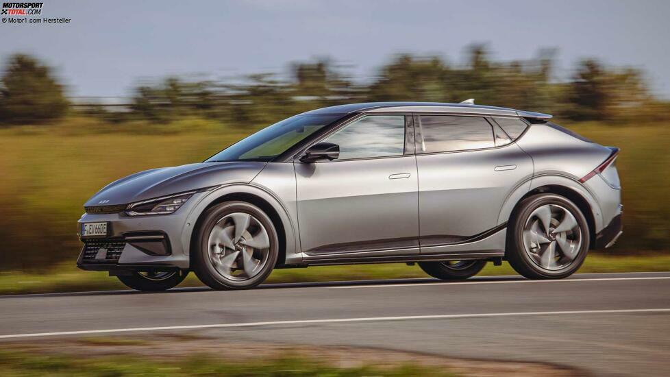Kia EV6 in Silber Matt (Fahraufnahme)