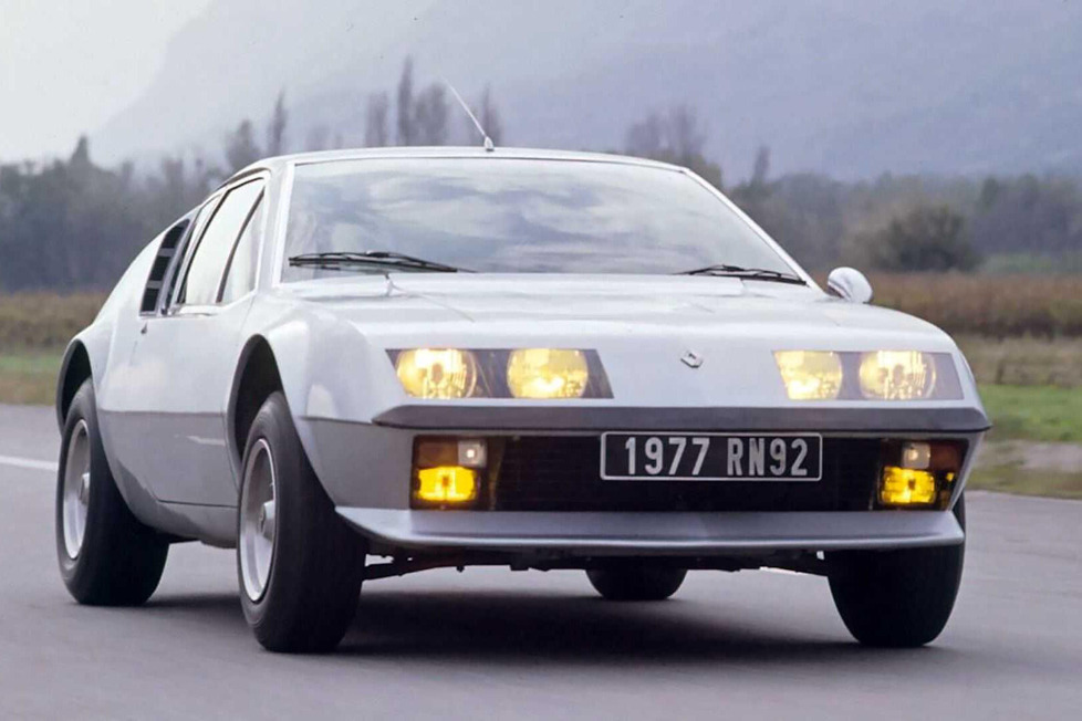 Ganz schon keil: Die Alpine A310 überraschte vor 50 Jahren die Betrachter mit sechs Scheinwerfern