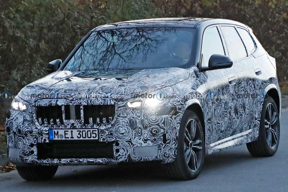 Neue Aufnahmen zeigen den heißeren BMW X1 M35i bei Testfahrten in einer vollständigen Tarnung, wobei die Vierfach-Auspuffrohre des Erlkönigs sichtbar sind