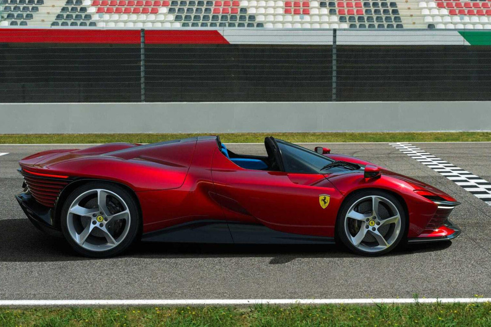 Das Icona-Modell wird dem Ferrari Monza SP1 und SP2 zur Seite gestellt: Die Inspiration für den Targa stammt von legendären Sportprototypen der 1960er Jahre