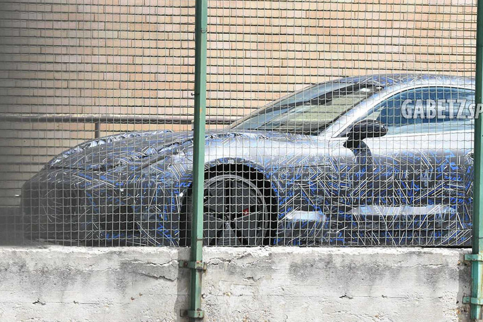 Eine neue Serie von Erlkönig-Aufnahmen zeigt den Maserati GranTurismo der nächsten Generation bei Testfahrten: Die Tarnung ist immer noch umfangreich