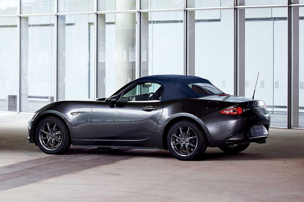 Mazda hat im Zuge eines Facelifts für 2022 den MX-5 sowohl in der Standard- als auch in der RF-Variante mit einem optimierten Fahrwerk ausgestattet