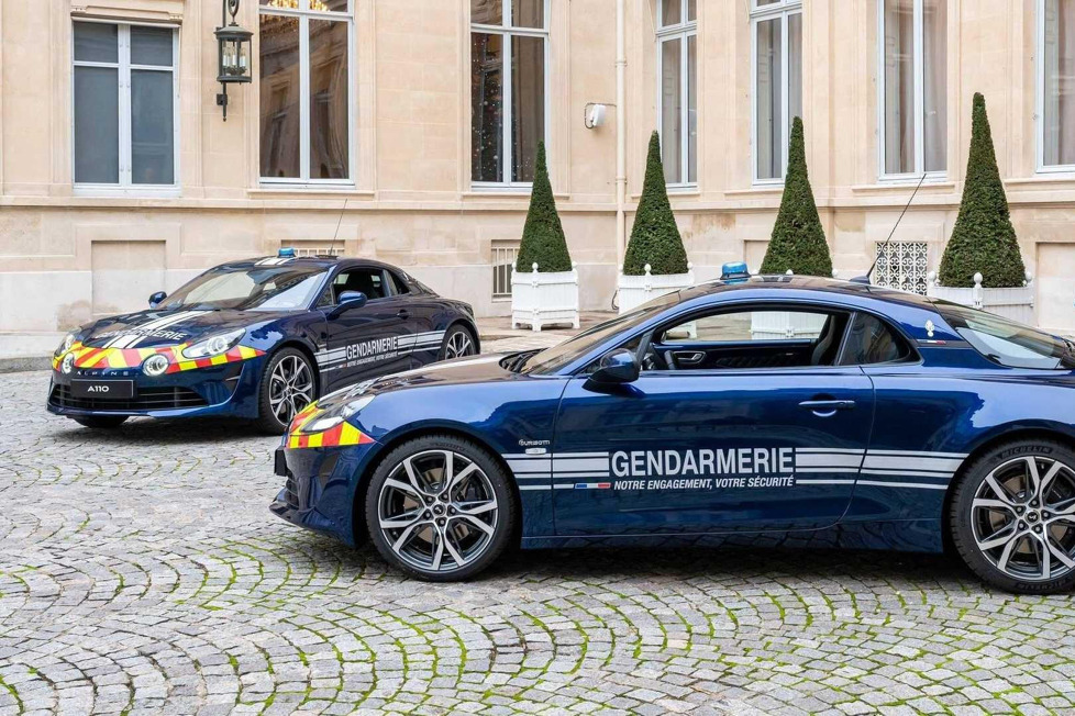 Die französische Regierung hat 26 Alpine A110 für ihre Gendarmerie bestellt: Die ersten beiden Exemplare wurden enthüllt und zeigen uns die neue Optik