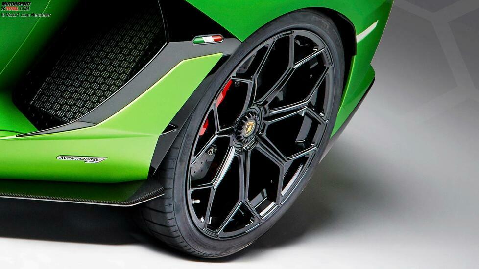 Auf die Felgen zieht Lambo Reifen des Modells Pirelli P Zero Corsa