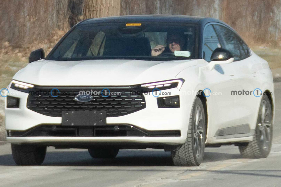Neue Erlkönigaufnahmen zeigen den neuen Ford Mondeo, den der Hersteller aktuell entwickelt: Der Limousinen-Prototyp dreht völlig unverhüllt seine Testrunden
