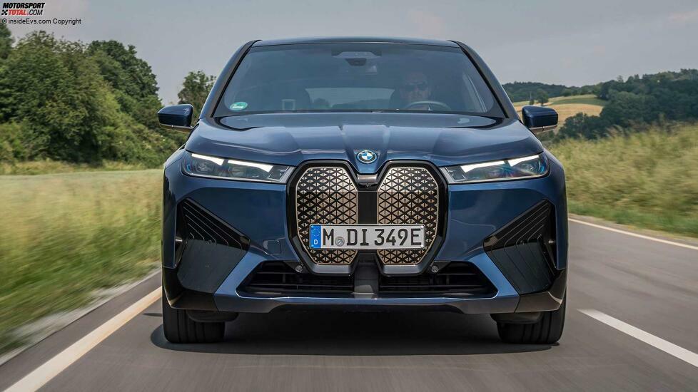 BMW iX xDrive 50 (2021) in Dunkelblau mit Sportpaket: Fahraufnahmen
