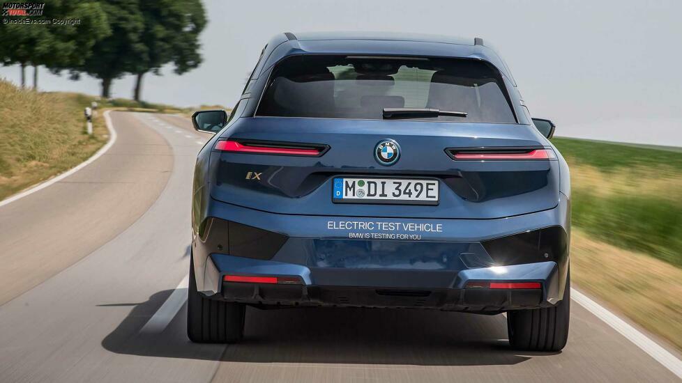 BMW iX xDrive 50 (2021) in Dunkelblau mit Sportpaket: Fahraufnahmen
