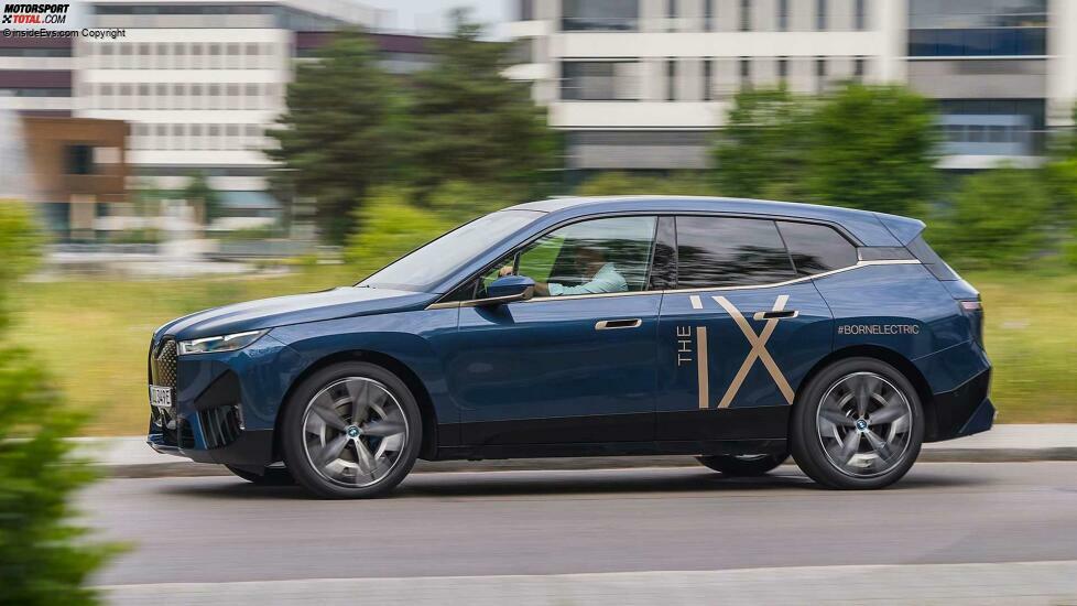 BMW iX xDrive 50 (2021) in Dunkelblau mit Sportpaket: Fahraufnahmen