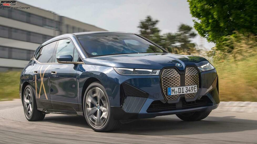BMW iX xDrive 50 (2021) in Dunkelblau mit Sportpaket: Fahraufnahmen