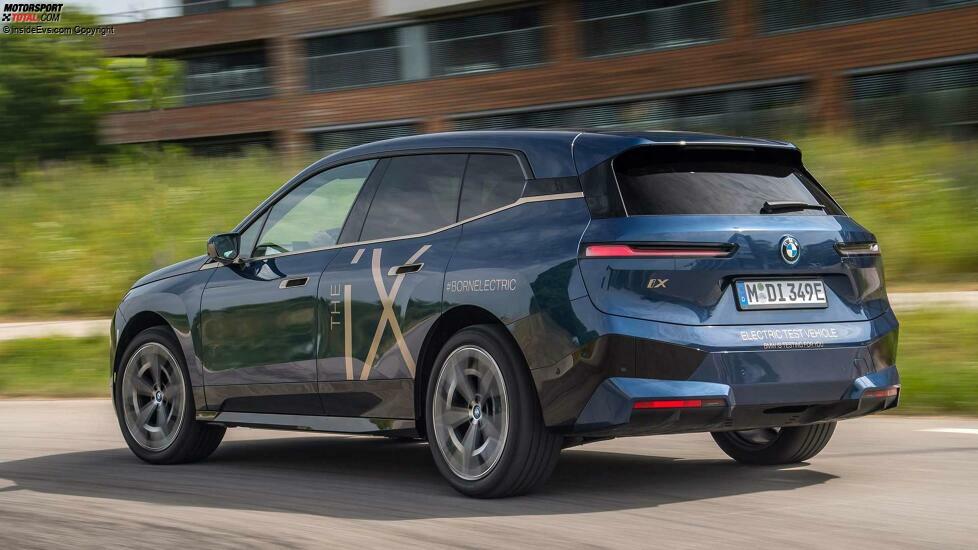 BMW iX xDrive 50 (2021) in Dunkelblau mit Sportpaket: Fahraufnahmen