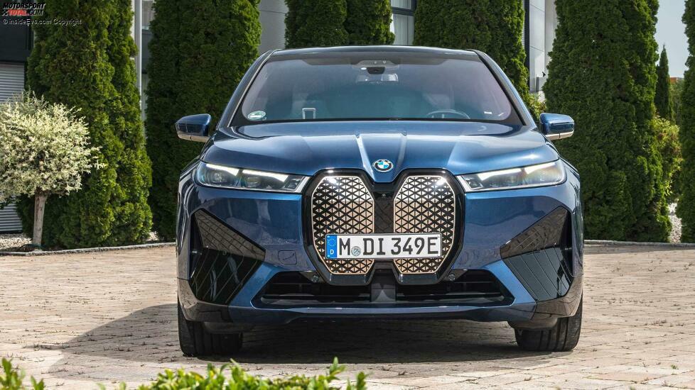 BMW iX xDrive 50 (2021) in Dunkelblau mit Sportpaket: Standaufnahmen
