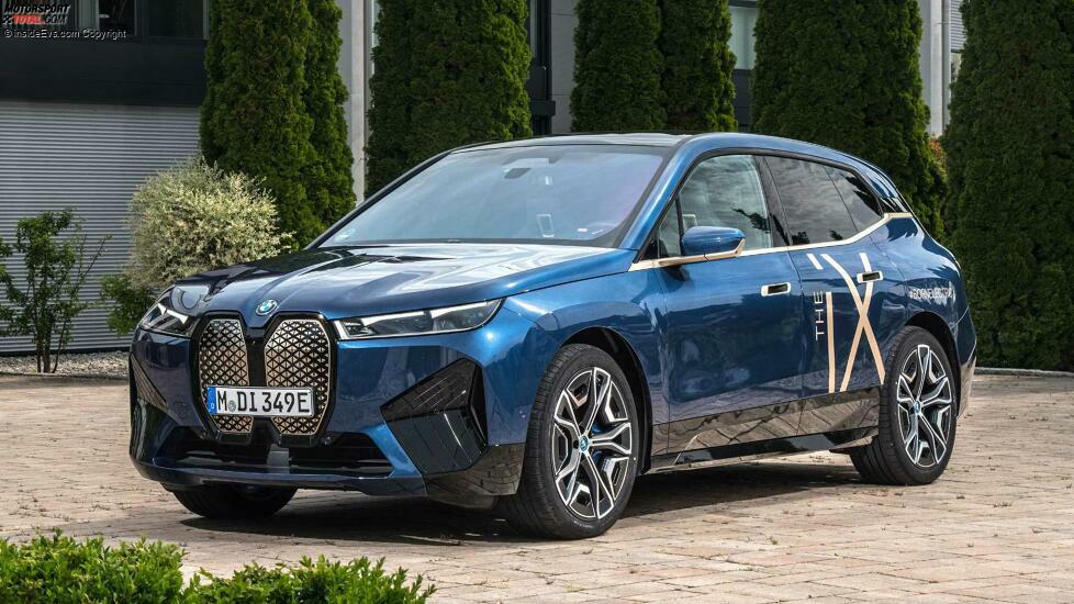 BMW iX xDrive 50 (2021) in Dunkelblau mit Sportpaket: Standaufnahmen