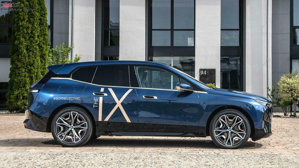 BMW iX xDrive 50 (2021) in Dunkelblau mit Sportpaket: Standaufnahmen