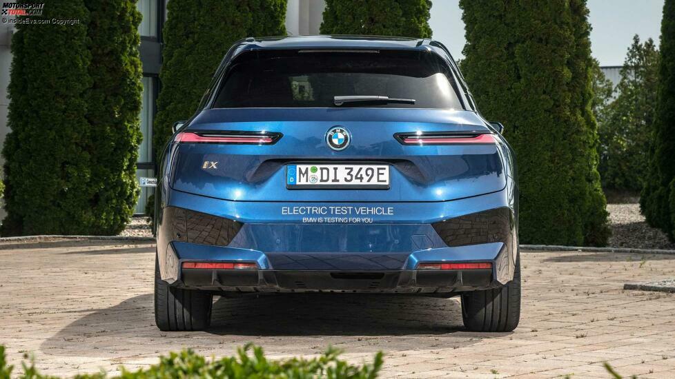 BMW iX xDrive 50 (2021) in Dunkelblau mit Sportpaket: Standaufnahmen