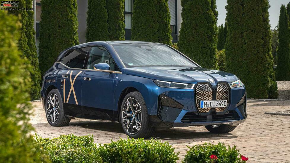 BMW iX xDrive 50 (2021) in Dunkelblau mit Sportpaket: Standaufnahmen