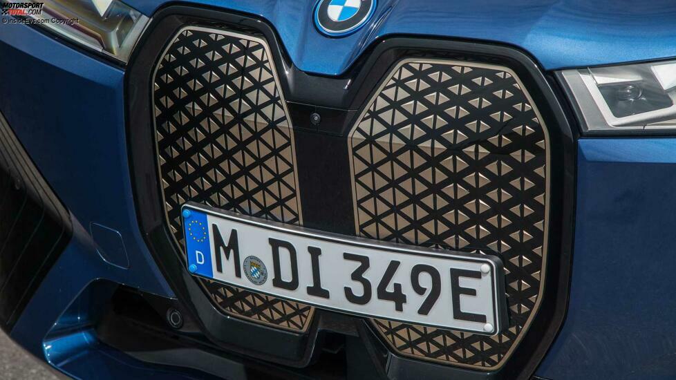 BMW IX xDrive 50 (2021) in Dunkelblau: Exterieur-Detail