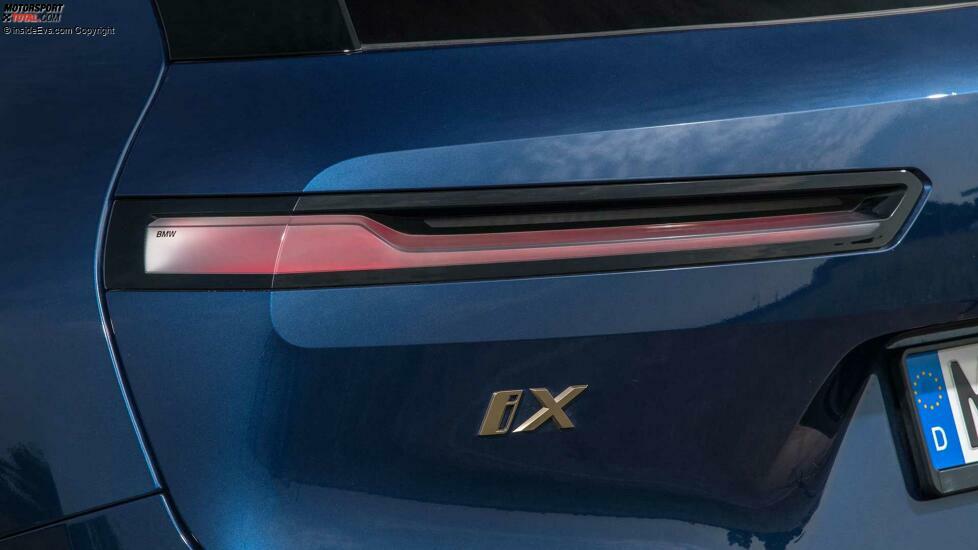 BMW IX xDrive 50 (2021) in Dunkelblau: Exterieur-Detail