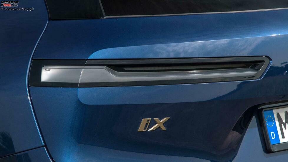 BMW IX xDrive 50 (2021) in Dunkelblau: Exterieur-Detail